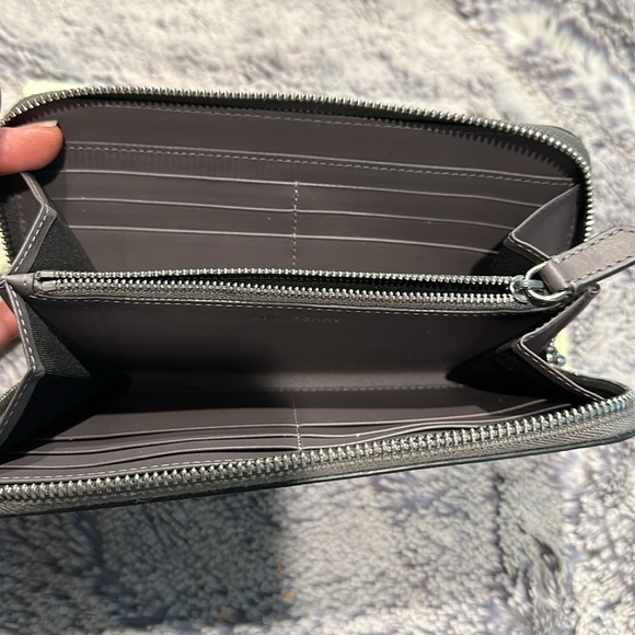 Burberry LG Zig Branded Wallet, w/5 pockets & 12 card slots - Picture 4 of 8